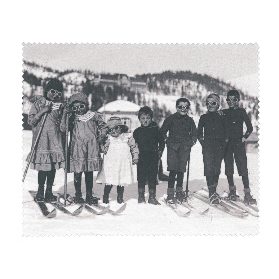 Brillenputztuch Kinder auf Skiern mit Gletscherbrillen